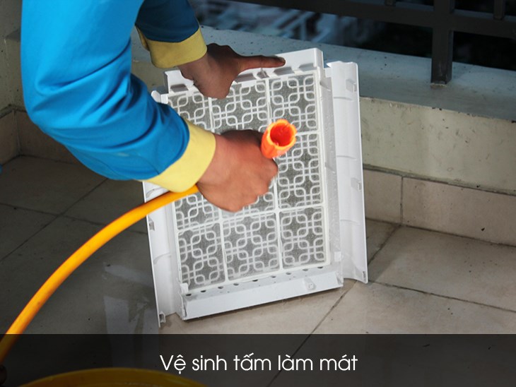 Xả nước với áp lực thấp để làm sạch khay chứa