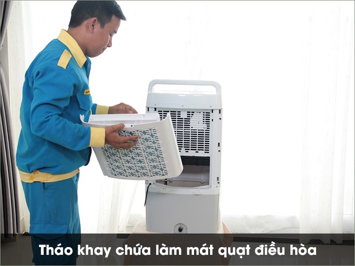 Tháo khay chứa làm mát ra khỏi quạt điều hòa