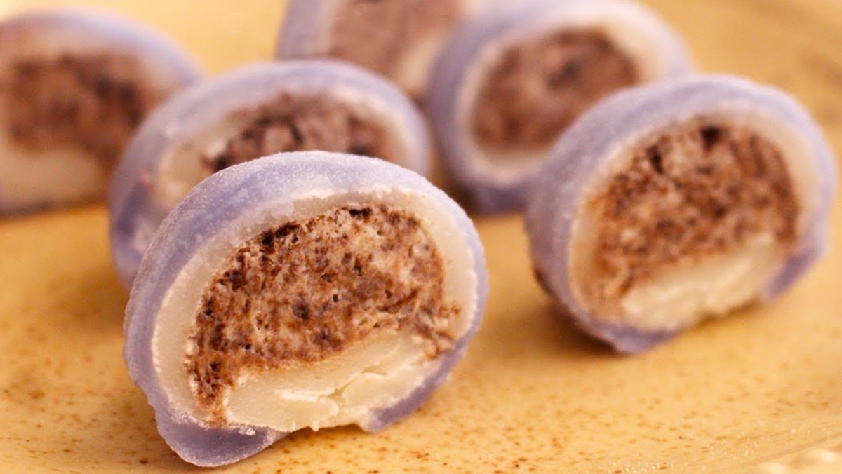 Bánh mochi đậu biếc nhân kem oreo