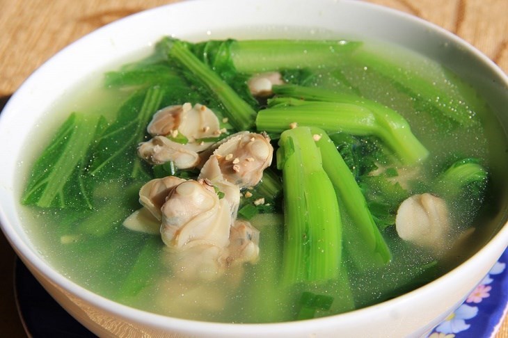 Canh ngao (nghêu) với rau cải, với dứa