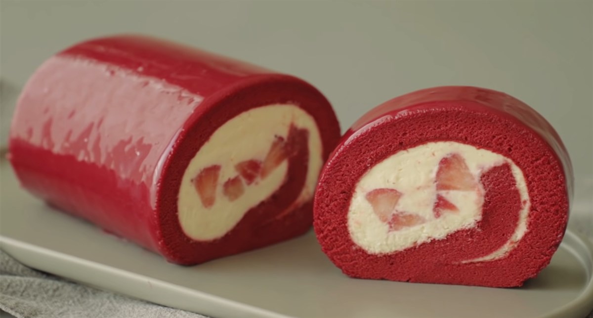 Bánh bông lan Red Velvet dâu tây cuộn