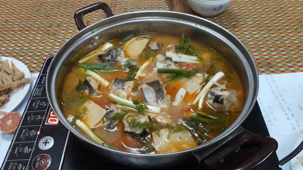 Cá nheo nấu canh chua măng