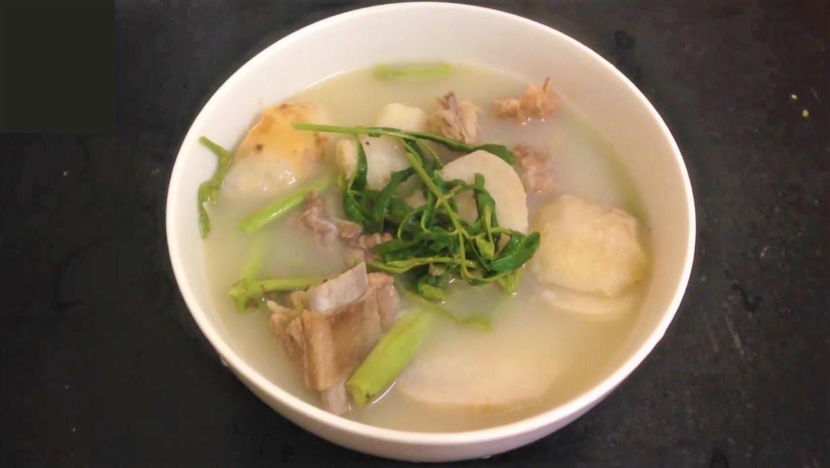 Canh khoai sọ rau rút (rau nhút) với sườn và cua