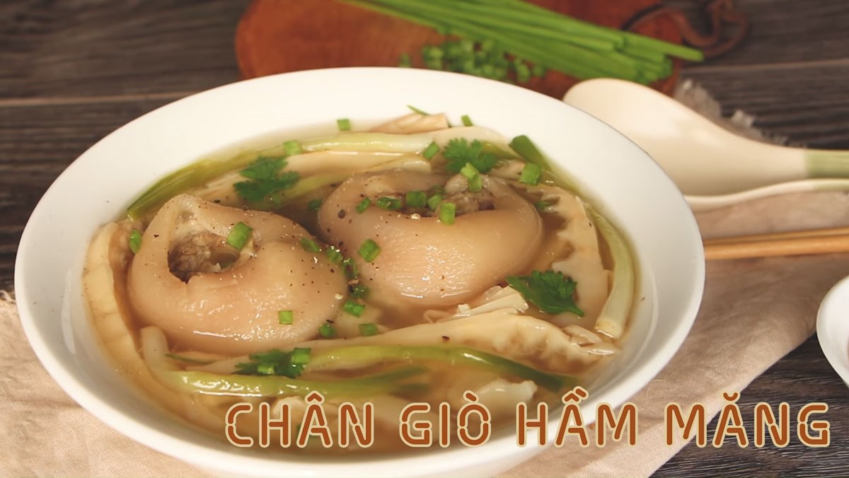 Chân giò hầm măng tươi