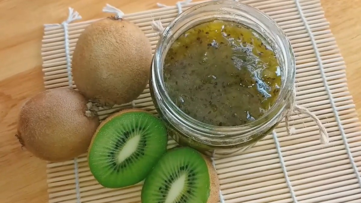 Mứt kiwi phết bánh mì