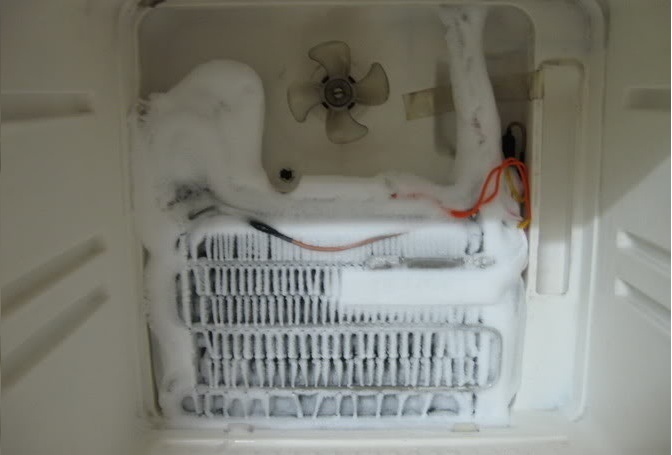 Quạt gió tủ lạnh bị hỏng là bị mài mòn, hỏng linh kiện bên trong dẫn dến vấn đề tủ lạnh không đủ lạnh