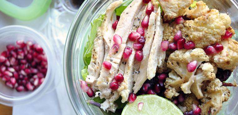 Salad hạt lựu, bông cải nướng với thịt gà