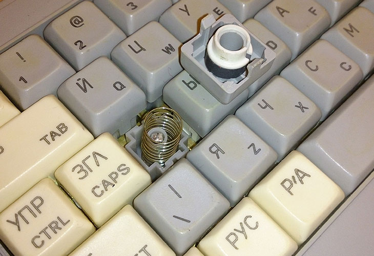 Lò xo bên trong nút bấm của bàn phím cơ