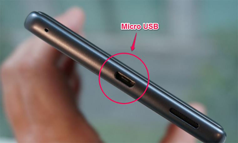 Làm sạch cổng micro USB