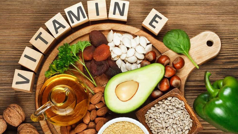 Vitamin E có trong hạnh nhân, đậu phộng, dầu hướng dương,…