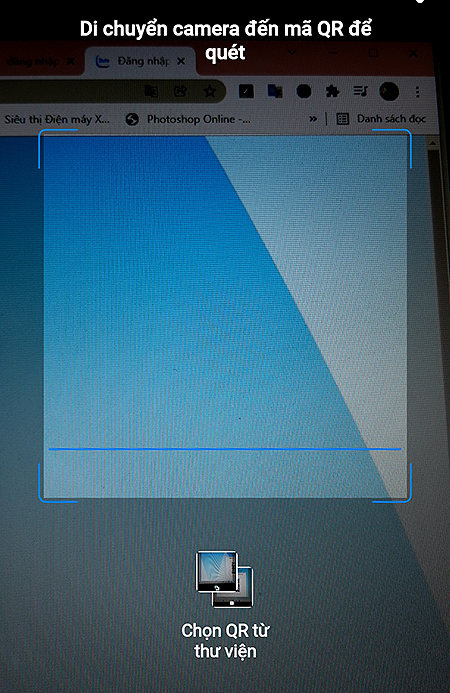 Bạn hãy hướng camera về mã QR trên laptop