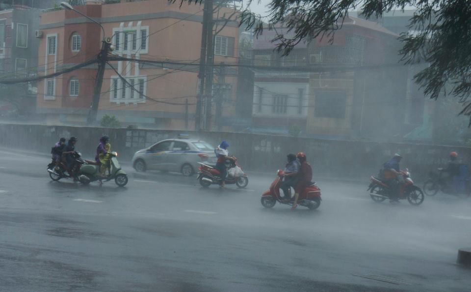 Mẹo đi đường an toàn trong ngày mưa bão bạn cần biết