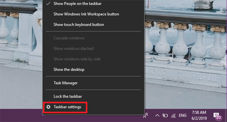 nhấn chuột phải vào thanh Taskbar và chọn Taskbar Settings