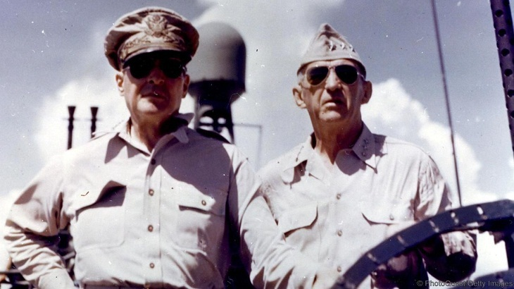 Tướng Douglas MacArthur đeo chiếc kính aviator 