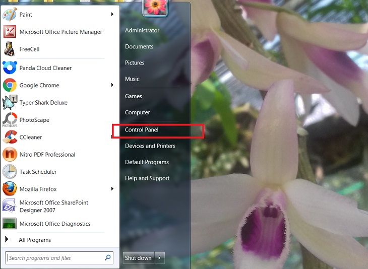 Bạn vào Start và chọn Control Panel