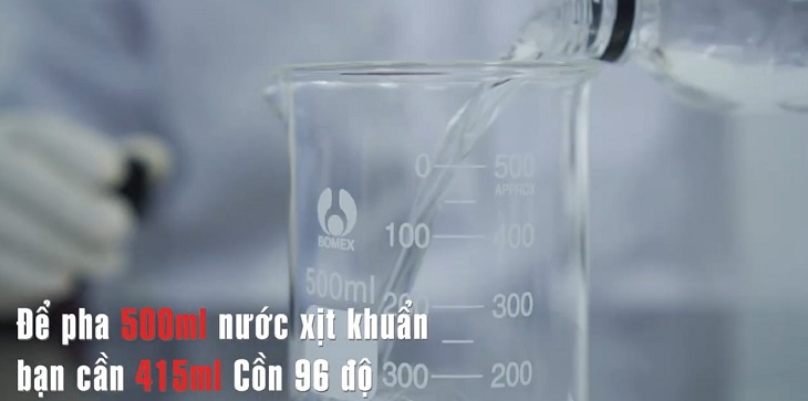 Đổ 415ml cồn 96 vào bình to