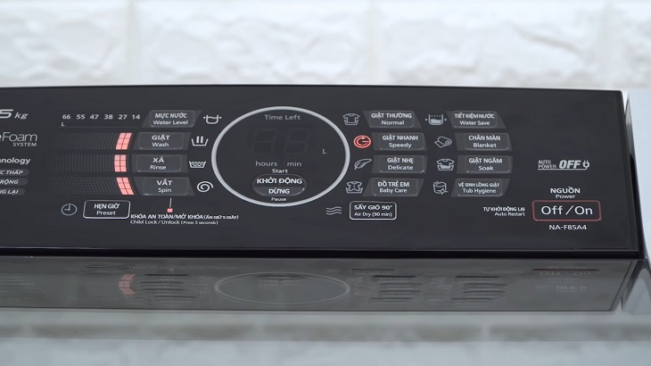 Bảng điều khiển trên máy giặt Panasonic NA-F85A4HRV được thiết kế đơn giản