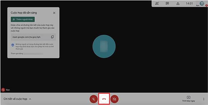 Để thoát phòng học, họp online, bạn nhấn vào biểu tượng điện thoại ở giữa biểu tượng micro và camera (Đối với máy tính)