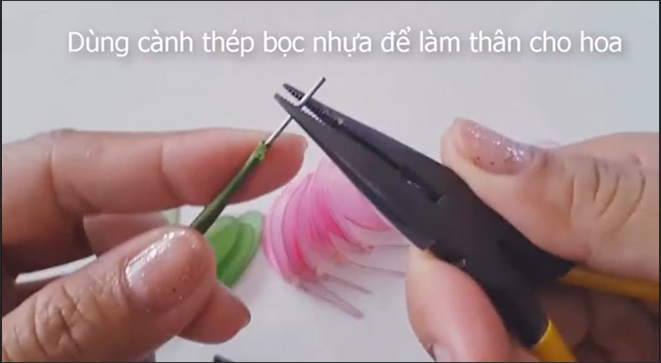 Bạn hãy lấy một cành thép bọc nhựa để làm thân cho hoa. (Nguồn ảnh: Youtube HANDMADE TV)