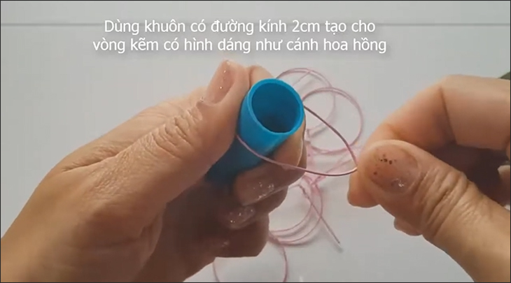 Bạn dùng khuôn tạo vòng kẽm có hình dáng như cánh hoa hồng (Nguồn ảnh: Youtube HANDMADE TV)