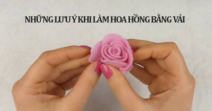 Những lưu ý khi làm hoa hồng bằng vải (Nguồn ảnh: Youtube HANDMADE TV)