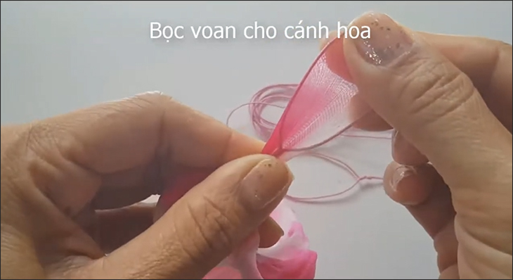 Bạn dùng vải voan bọc đều cánh hoa bằng khung kẽm bạn vừa tạo (Nguồn ảnh: Youtube HANDMADE TV)