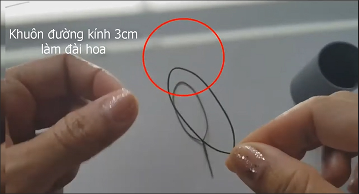 Bạn dùng khuôn đường kính 3 cm để làm đài hoa (Nguồn ảnh: Youtube HANDMADE TV)