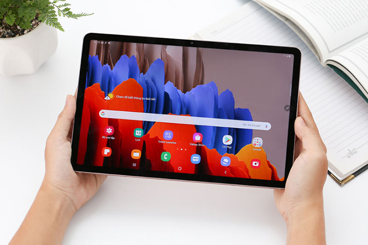 Máy tính bảng Samsung Galaxy Tab S7 có màn hình to, giúp bạn thực hiện các tác vụ trên máy thuận tiện