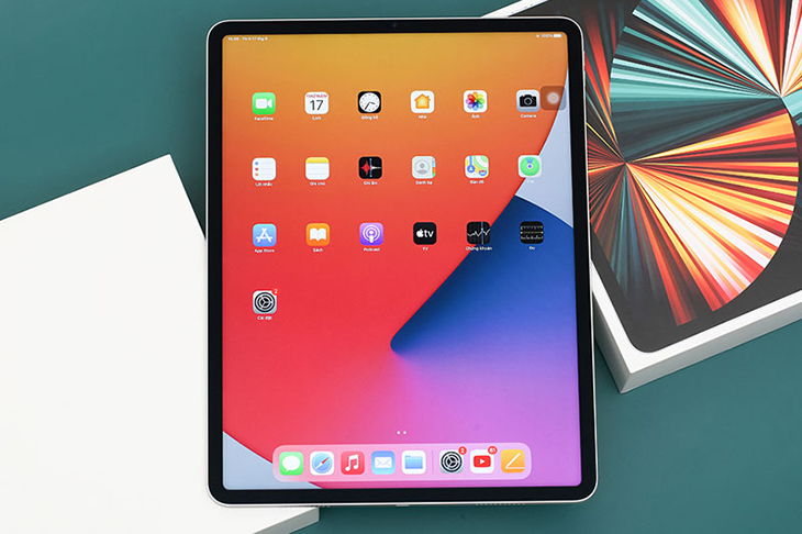 Máy tính bảng iPad Pro M1 12.9 inch WiFi Cellular 128GB (2021) có thiết kế gọn, mỏng nhẹ