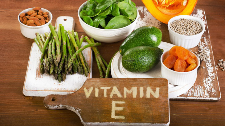 Vitamin E giúp bảo vệ mắt khỏi các tác nhân từ môi trường như khói, bụi