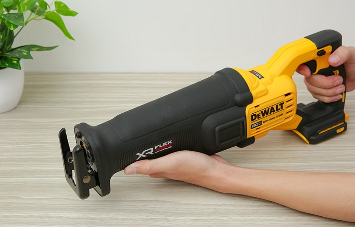 Nên tháo pin của máy cưa kiếm Max Dewalt DCS386N-KR 20V/60V trước khi vệ sinh