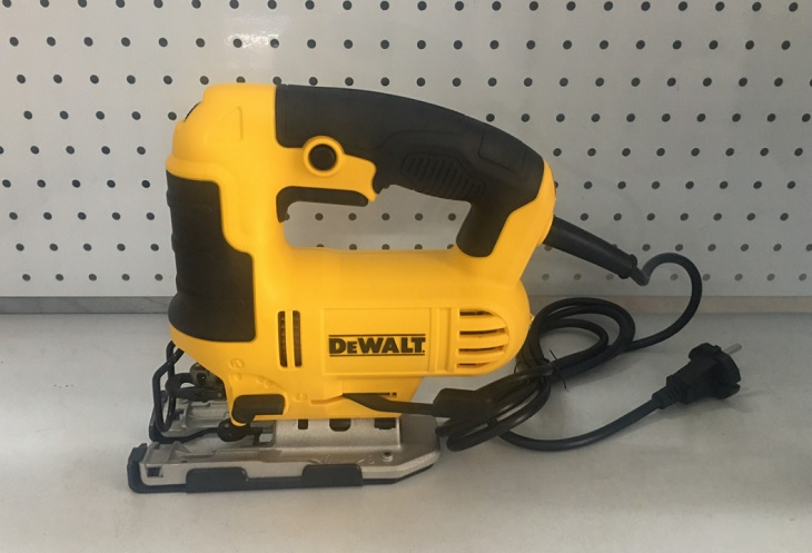 Nên đặt máy cưa lọng Dewalt DWE349-B1 650W ở nơi khô ráo sau khi sử dụng xong