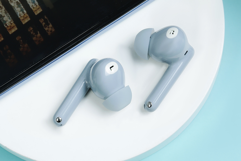 Chiếc tai nghe có thiết kế in-ear dạng housing suông dài