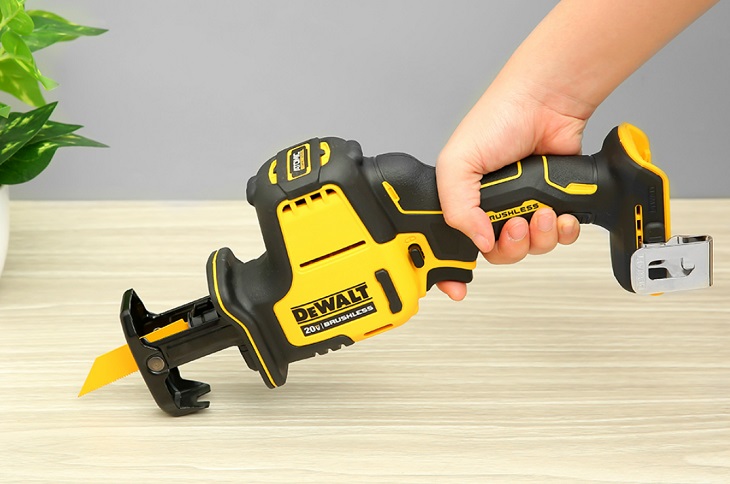 Máy cưa kiếm pin Dewalt DCS369B 20V sử dụng lưỡi kiếm dài, chuyển động tới lui để cắt vật liệu