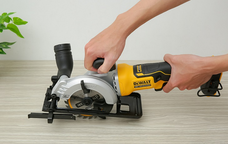 Máy cưa đĩa Dewalt DCS571N-KR 20V sử dụng pin