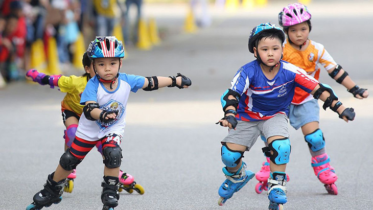 Thầy cô trong các khóa huấn luyện patin sẽ giúp trẻ luyện tập khoa học và an toàn hơn