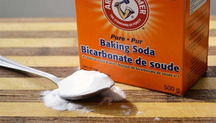 Bột baking soda giúp tủ lạnh trở nên thông thoáng và đánh bay sạch mùi hôi