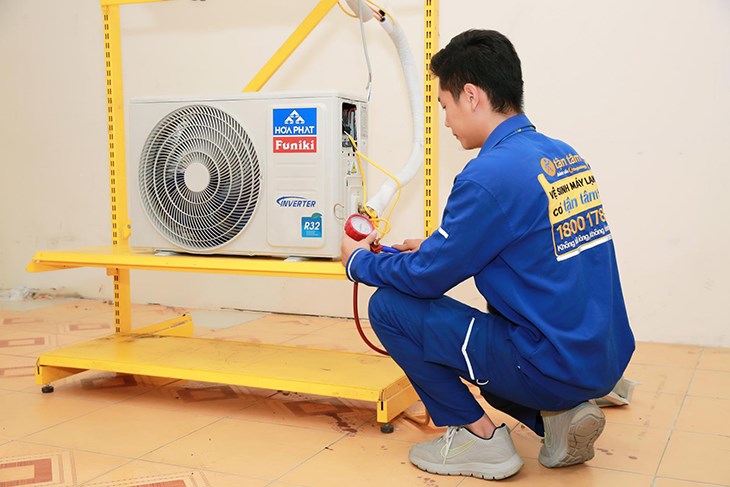 Kỹ thuật viên Thợ Điện máy XANH đang kiểm tra gas máy lạnh
