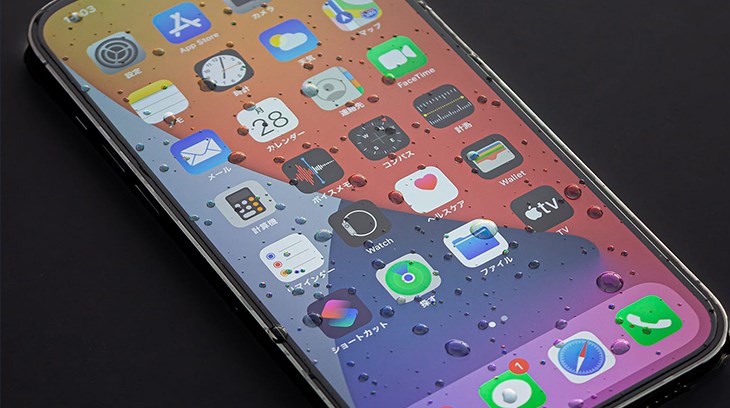 iPhone 13 có khả năng kháng nước để người dùng yên tâm mang đi mưa