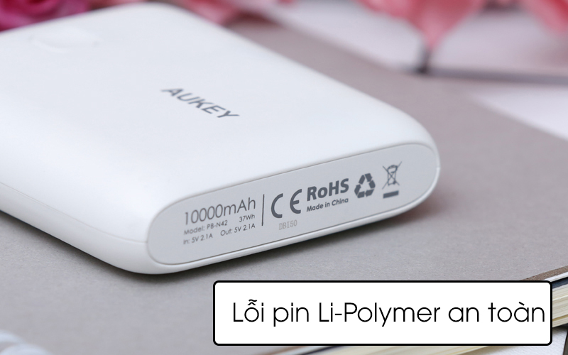 Pin sạc dự phòng Polymer 10000mAh Aukey PB-N42 trắng với lõi polymer an toàn