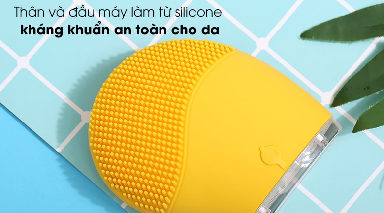 Máy rửa mặt và massage Halio Facial Mustard sở hữu đầu rửa mặt được làm từ chất liệu silicone kháng khuẩn, giúp làm sạch hiệu quả